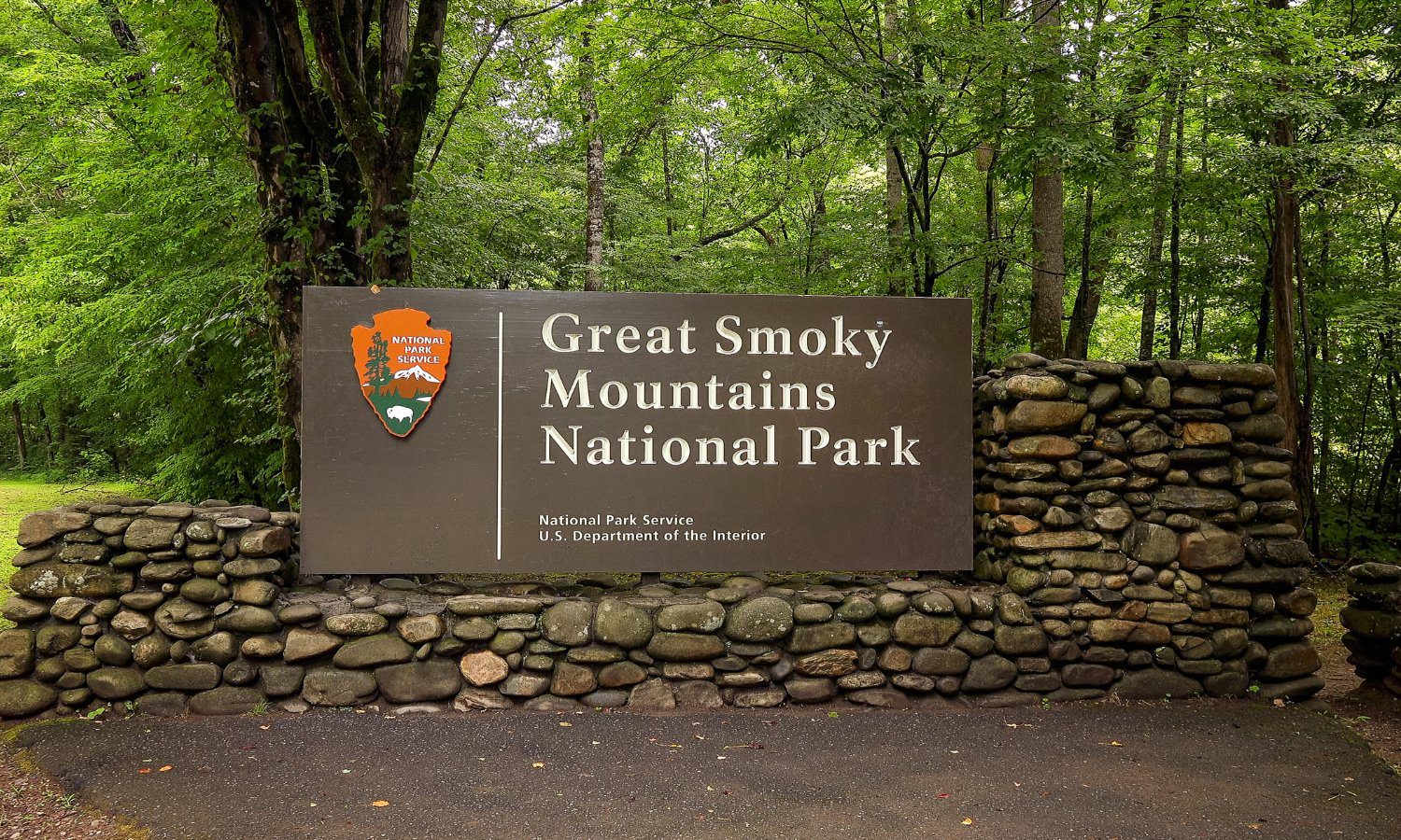 sign at an entry to smoky mountains national park